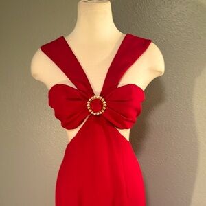 Chic Red Evening Gown with Elegant Jewel Detail